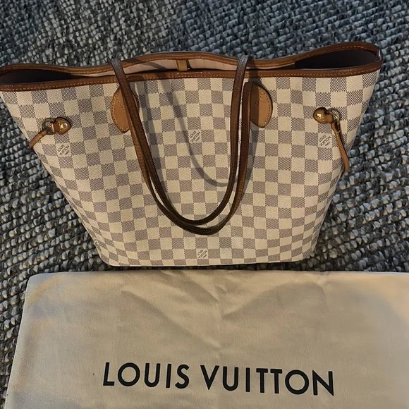 The Neverfull MM tote unites timeless design with heritage details. - Picture 3 of 17